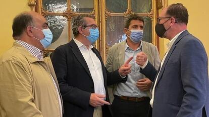 El presidente del PP valenciano, Carlos Mazón (segundo por la derecha), este martes en Orihuela.
