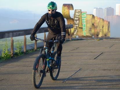 Un ciclista hace deporte, esta mañana, en Vitoria.