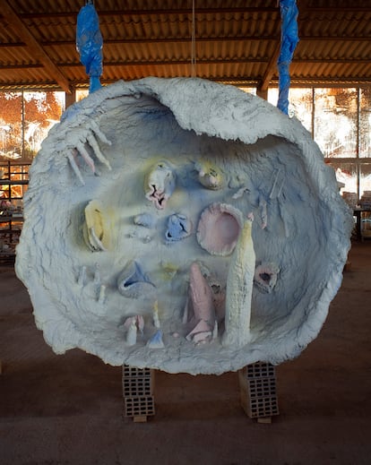 Boceto para una escultura con destino a Chaumont-sur-Loire (Francia) en el taller de cerámicas en Vilafranca de Bonany (en el centro de Mallorca).