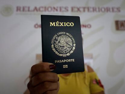 Una mujer muestra el pasaporte que recibió en las oficinas de la Secretaría de Relaciones Exteriores, el 5 de abril de 2023.