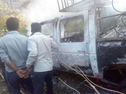 El vehículo en el que viajaban las tres personas asesinadas este miércoles en Chilón (Chiapas).