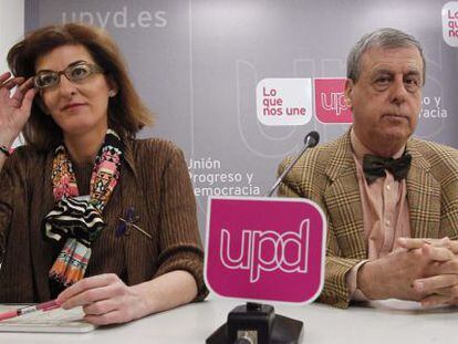 Sosa Wagner (derecha) y Mayte Pagazaurtund&uacute;a (izquierda), candidatos a las europeas por UPyD, durante la presentaci&oacute;n de campa&ntilde;a. 