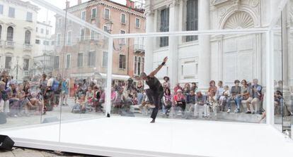 Al interior de un cubo de cristal Nora Chipaumire participa del Bienal de Danza 2013