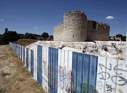 Una valla rodea el perímetro del castillo de Barajas, donde durante el mes de agosto no hay actividad.
