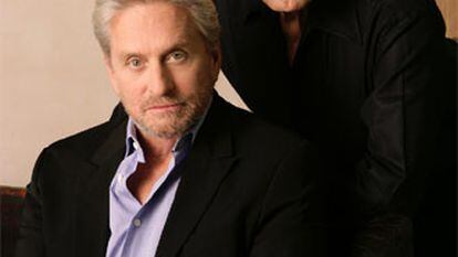 Kirk Douglas (de pie) y su hijo Michael.