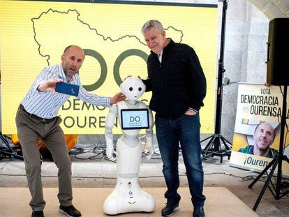 El partido Democracia Ourensana ha fichado este robot para pedir el voto.