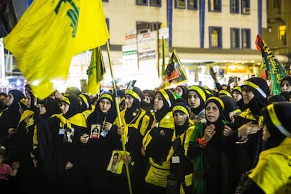 Un grupo de mujeres libanesas de Hezbolá. La organización militar, que derrotó a Israel en 2006, está considerada como una organización criminal por Estados Unidos. Para una de estas militantes, “cada chií del mundo se siente miembro de Hezbolá”.