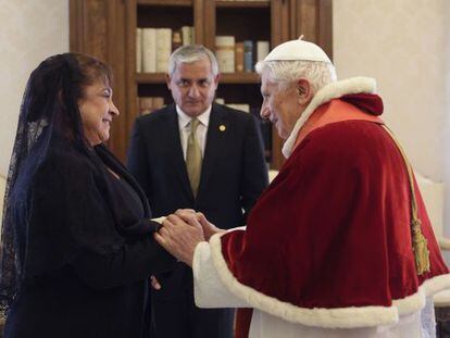 El Papa saluda a la esposa del presidente guatemalteco ante este.