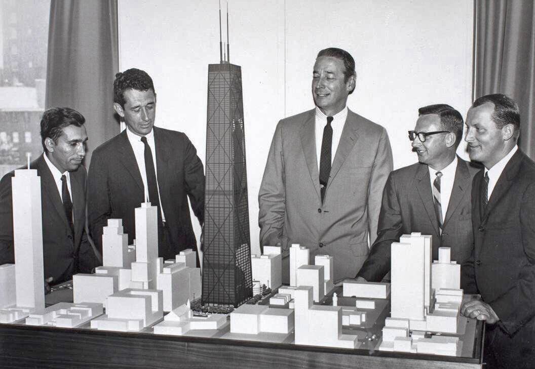Secuencia de 'Reaching New Heights', documental sobre Fazlur Rahman Khan (a la izquierda de la imagen). Junto a Khan está el arquitecto Bruce Graham mirando una maqueta del John Hancock Center.