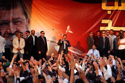 El presidente Morsi se dirige a sus seguidores a las puertas del palacio presidencial.