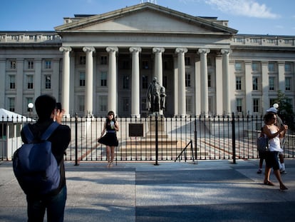 Varios turistas, frente a la fachada del Departamento del Tesoro en Washington.