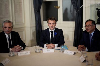 El presidente francés Emmanuel Macron en la reunión de este viernes con el presidente argentino Alberto Fernández y el colombiano Gustavo Petro, en el foro de la paz de París,