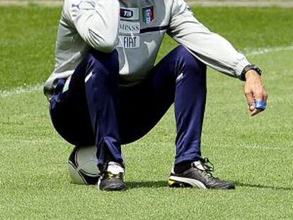 Cesare Prandelli, observa a sus jugadores durante un entrenamiento.