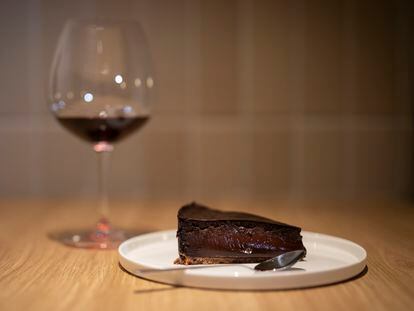 Tarta de queso de chocolate con una copa de vino tinto en el local JonCake & Wines, abierto hace un mes en Barcelona.