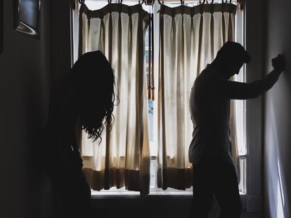 Siluetas de una pareja durante una discusión, en una imagen de archivo.