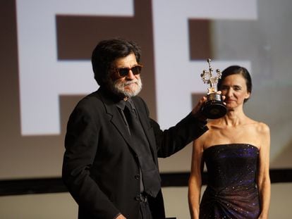 El cineasta Víctor Erice recibe el Premio Donostia de manos de Ana Torrent.