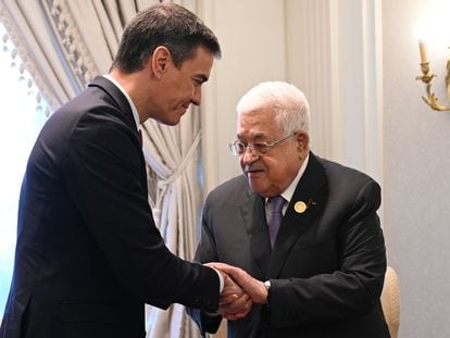El presidente del Gobierno, Pedro Sánchez, y el presidente de la Autoridad Nacional Palestina, Mahmud Abbas, durante la cumbre El Cairo para la Paz, el 21 de octubre.