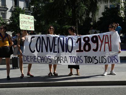 Concentración de empleadas del hogar frente al Congreso de los Diputados, el jueves.
