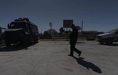 Un agente camina en el cuartel policial, en el Valle de Juárez.
