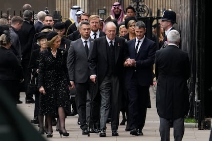 El rey Juan Carlos y la reina Sofía, junto a la familia real holandesa, llegan a la abadía de Westminster para asistir al funeral de Estado por Isabel II.