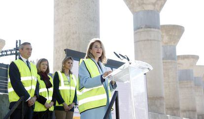 Raquel Sánchez, ministra de Transportes, Movilidad y Agenda Urbana, en primer término, este lunes en el arranque de obras del cubrimiento de vías en la estación de Chamartín, dentro de la operación Madrid Nuevo Norte.
