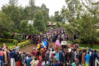 Los comicios de 2007 derivaron en un enfrentamiento que mató a 1.100 personas y forzó a 600.000 a dejar sus hogares. Las personas esperan su turno para votar, en un centro electoral de Eldoret (Kenia).