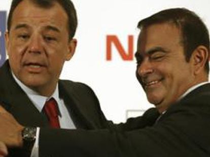 El gobernador de Río, Sergio Cabral, bromea con el presidente de Renault-Nissan Motor Carlos Ghosn en la presentación de la estrategia del grupo automovilístico en Brasil.