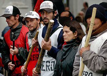 Protesta de <i>piqueteros</i> el jueves ante la sede de la Legislatura de la Ciudad de Buenos Aires.