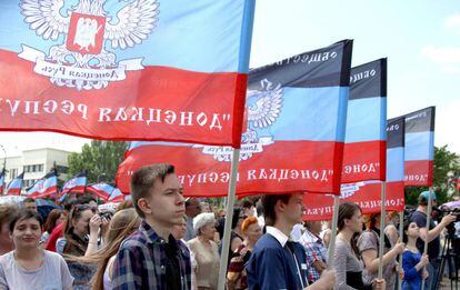 Decenas de ciudadanos marchan en un evento que marca el 4º aniversario de la Primera Batalla del Aeropuerto de Donetsk en la Plaza de Lenin el 25 de mayo de 2018.