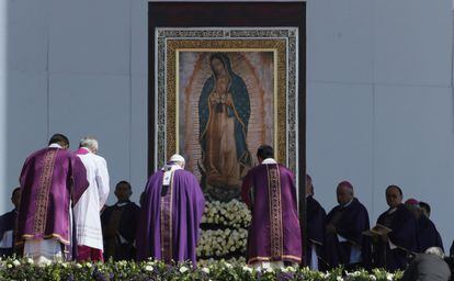 Por si no hubiese quedado claro en sus discursos del sábado ante el poder político y eclesial, Jorge Mario Bergoglio redobló su denuncia contra la corrupción y “los traficantes de la muerte”.