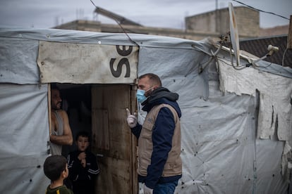 Hussein Zreiq visitó las tiendas de campaña de refugiados sirios en Arsal.