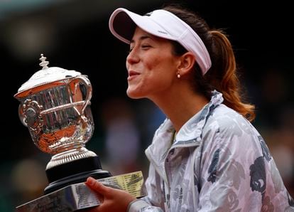 Muguruza celebra su tiunfo en la Philippe Chatrier de París, en 2016.