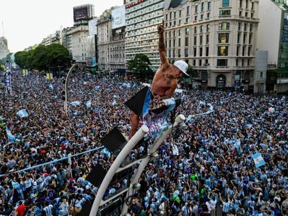 Un hincha celebra el pase de Argentina a la final de la Copa del Mundo, este pasado martes en el Obelisco de Buenos Aires.