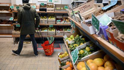 Un hombre comprando en un supermercado de Marsella (Francia)