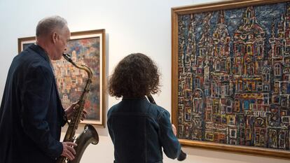 Ted Nash y Yesiney Pérez, con el clarinete, improvisando frente a ‘Paisaje de La Habana’, de René Portocarrero, en el Museo de Bellas Artes (Cuba).