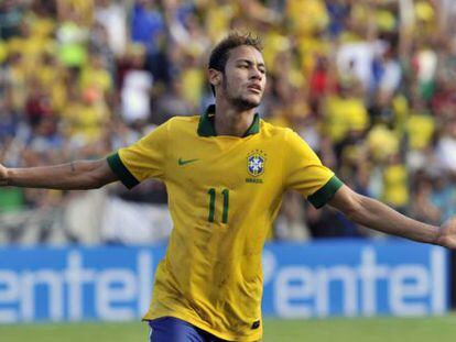 Neymar celebra un gol con Brasil