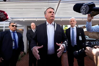 El expresidente brasileño Jair Bolsonaro ha afrontado la primera audiencia del juicio en el que se le acusa de “abusos de poder” durante la campaña para las elecciones de 2022, ganadas por el actual mandatario, Luiz Inácio Lula da Silva. El ministerio público, que es parte en el proceso, afirmó en la primera de las tres sesiones reservadas para el caso por el Tribunal Superior Electoral (TSE) que los abusos “están presentes en los autos” y pidió que se apliquen “las penas de ley”, que supondrían despojar a Bolsonaro, de 68 años, de sus derechos políticos por un plazo de ocho años.