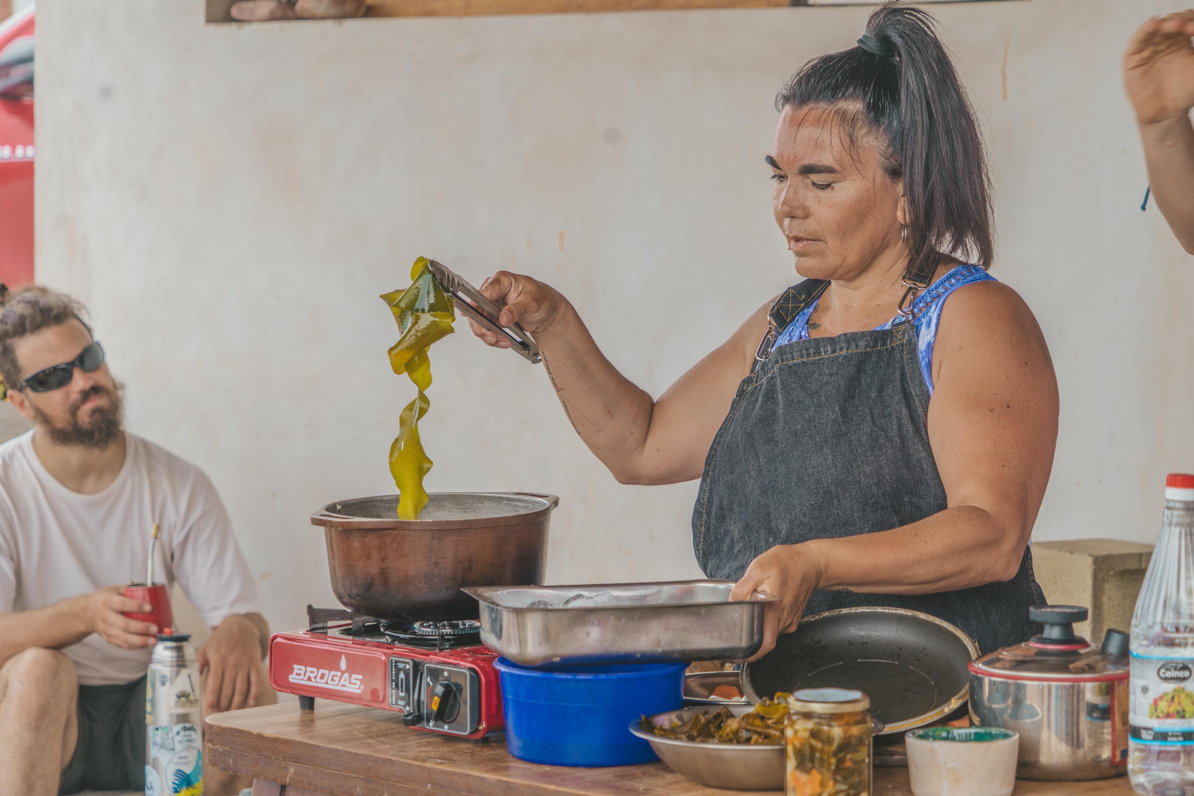 Carola Puracchio imparte un taller sobre el uso de algas en la cocina.