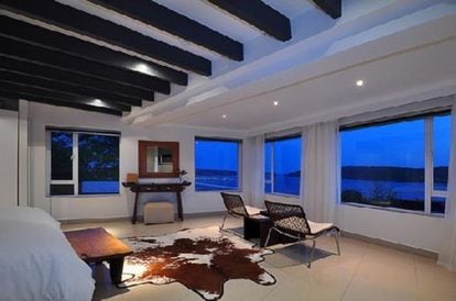Villa Afrikana Guest Suites. Knysna, Sudáfrica. Hotel de cinco estrellas con vistas sobre el lago Knysna.