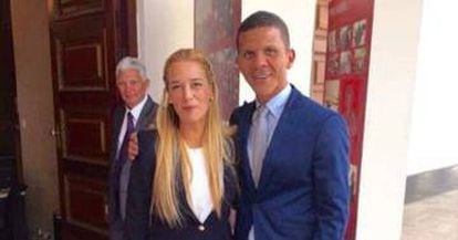 El opositor Gilber Caro junto a Lilian Tintori.
