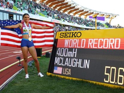 La estadounidense Sydney McLaughlin posa junto a la nueva marca en que ha dejado el récord de 400m vallas, este viernes, en Oregón.
