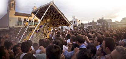 Los romeros pasean a hombros a la virgen por El Rocío hasta visitar todas las hermandades.