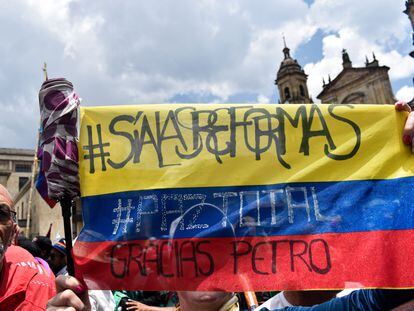 Un manifestante sostiene una bandera colombiana con la inscripción "Sí a las reformas. #PazTotal. Gracias Petro", durante una macha en apoyo a Gustavo Petro, en Bogotá, el pasado 27 de septiembre.