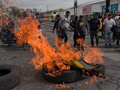 Varios taxistas queman neumáticos y cortan carreteras como forma de protesta en Ecuador. En vídeo, los sindicatos piden la movilización de la población.