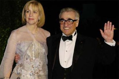Martin Scorsese, el gran derrotado de la noche, abandona la fiesta organizada tras la gala por <i>Vanity Fair</i> junto a su esposa, Helen Morris.
