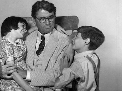 FOTO: Los actores Mary Badham, Gregory Peck y Phillip Alford en un fotograma de la película 'Matar a un ruiseñor' (1962). / VÍDEO: Fragmento de la película.