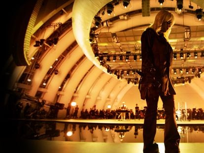 Billie Eilish canta en el escenario del Hollywood Bowl de Los Ángeles en la película 'Happier Than Ever: A Love Letter to Los Angeles'.