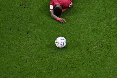 Ismaiel Mohammed, tirado en el suelo después de caer lesionado durante el encuentro entre Catar y Senegal. 