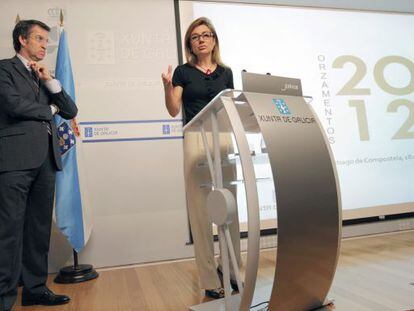 El presidente de la Xunta de Galicia, Alberto Núñez Feijóo, escucha a la consejera de Hacienda, Marta Fernández, durante la presentación de los presupuestos.