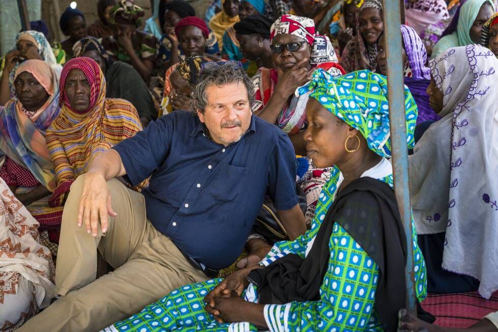Reed Brody, en el Chad con víctimas del dictador Hissène Habré.